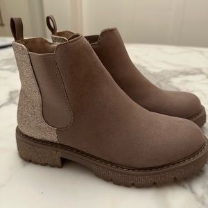 steve madden “howler” chelsea boot in tan glitter